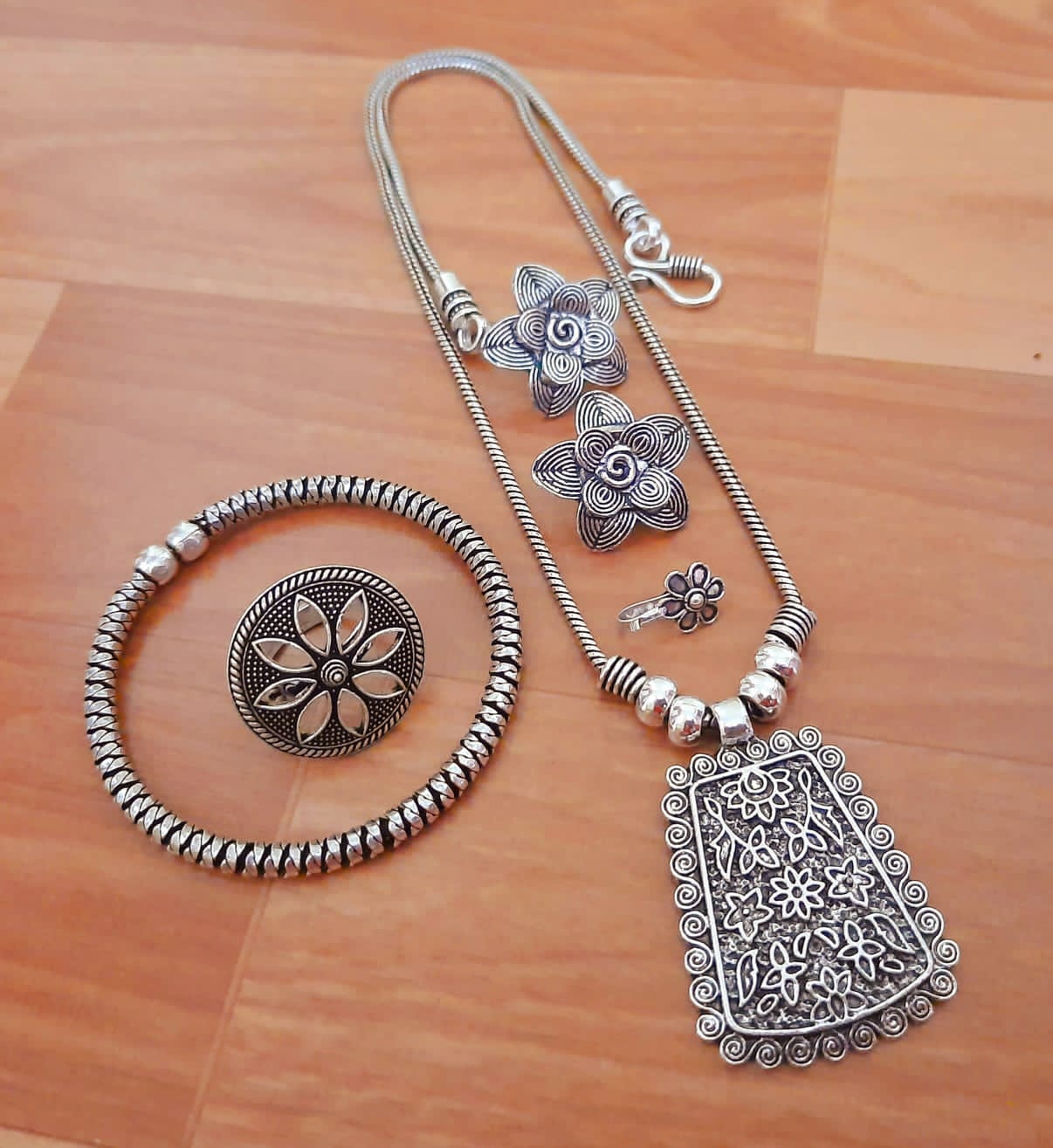 Ornate Silver Floral Pendant Jewelry Set